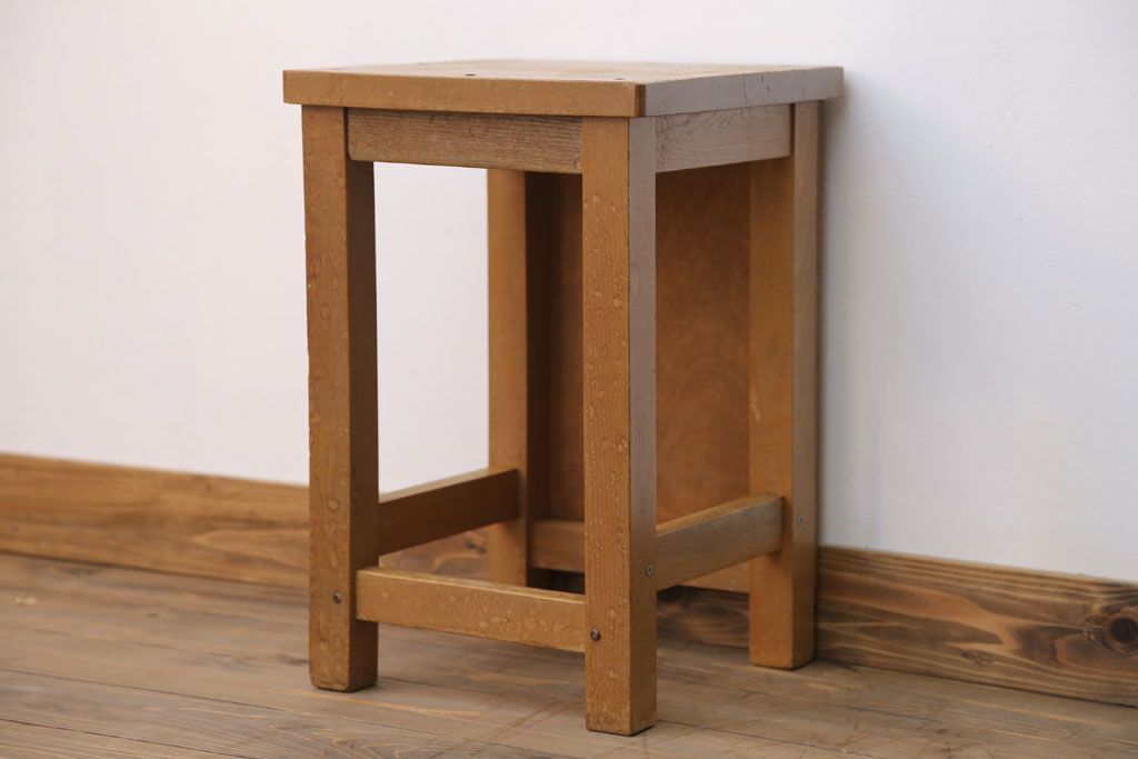 レトロ家具　昭和レトロ　古い木のノスタルジックな角スツール(1)