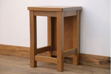 レトロ家具　昭和レトロ　古い木のノスタルジックな角スツール(1)
