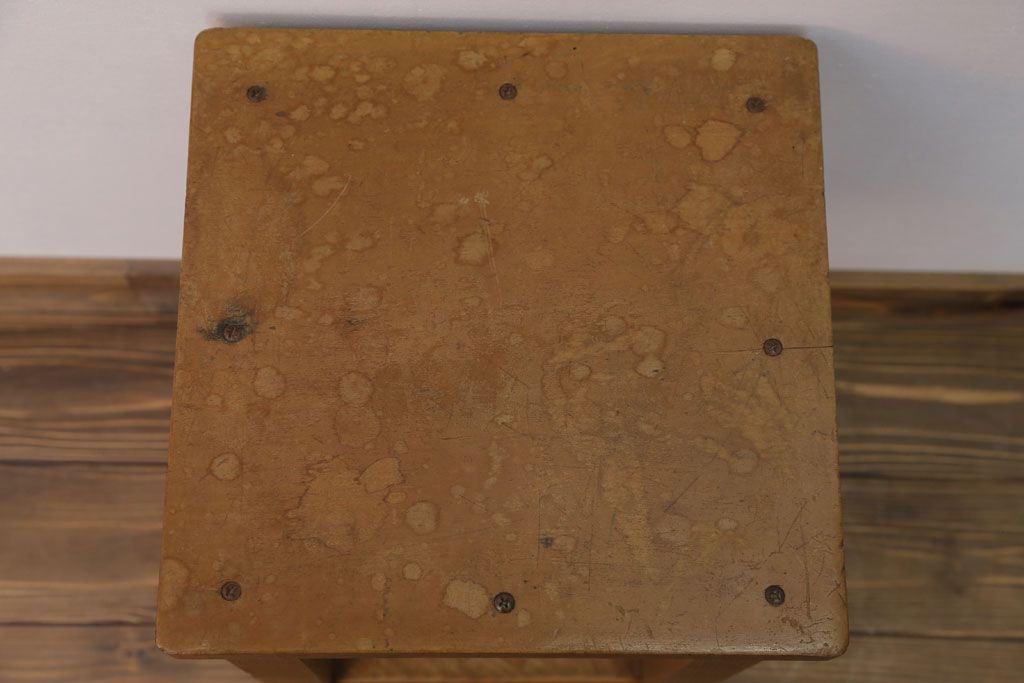 レトロ家具　昭和レトロ　古い木のノスタルジックな角スツール(1)