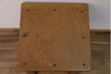 レトロ家具　昭和レトロ　古い木のノスタルジックな角スツール(1)