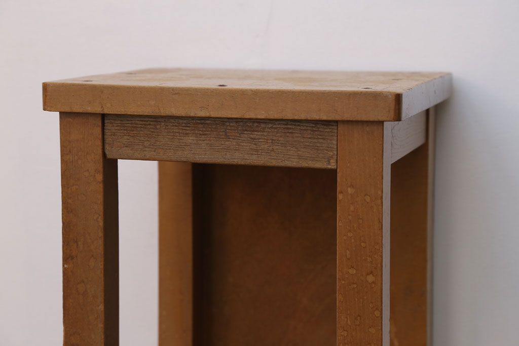 レトロ家具　昭和レトロ　古い木のノスタルジックな角スツール(1)