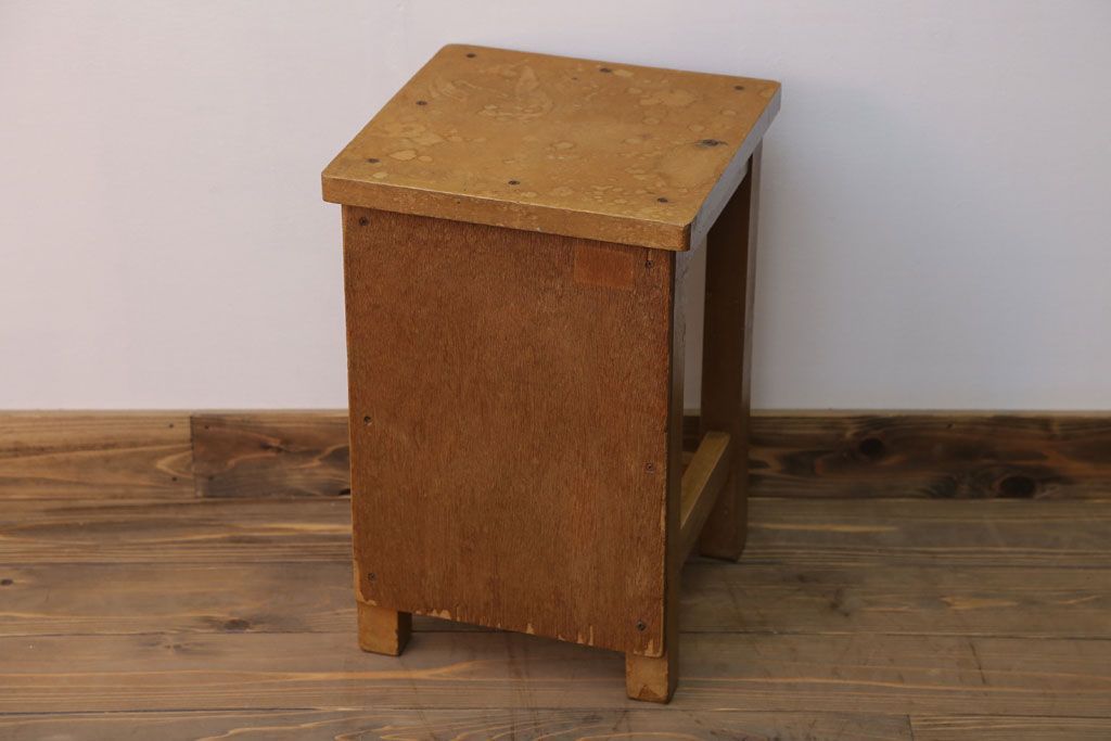 レトロ家具　昭和レトロ　古い木のノスタルジックな角スツール(1)