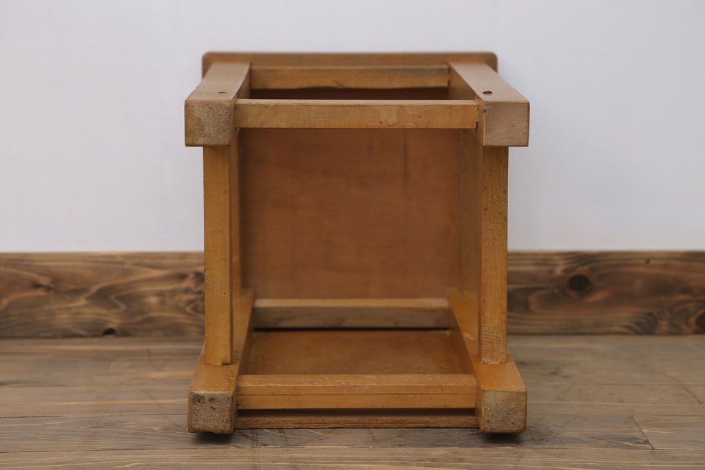 レトロ家具　昭和レトロ　古い木のノスタルジックな角スツール(1)