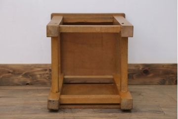 レトロ家具　昭和レトロ　古い木のノスタルジックな角スツール(1)