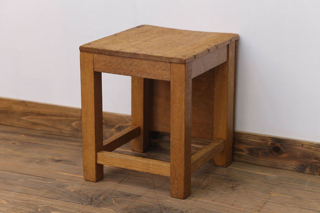 レトロ家具　昭和レトロ　古い学校の小さな木製角スツール(1)