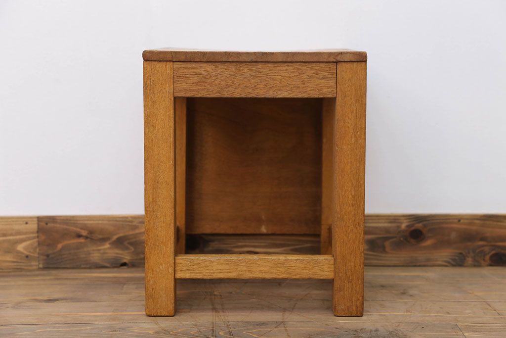 レトロ家具　昭和レトロ　古い学校の小さな木製角スツール(1)