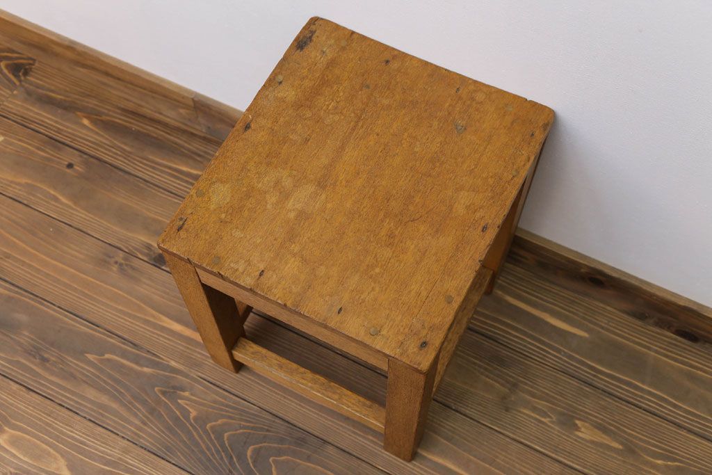 レトロ家具　昭和レトロ　古い学校の小さな木製角スツール(1)
