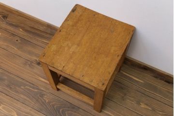 レトロ家具　昭和レトロ　古い学校の小さな木製角スツール(1)