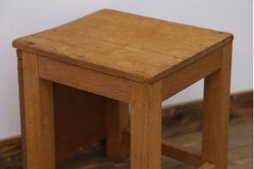 レトロ家具　昭和レトロ　古い学校の小さな木製角スツール(1)