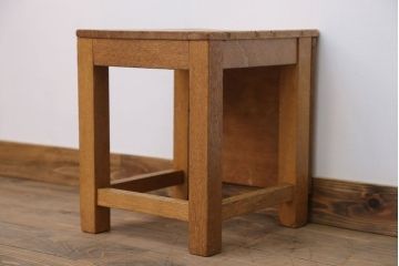 レトロ家具　昭和レトロ　古い学校の小さな木製角スツール(1)