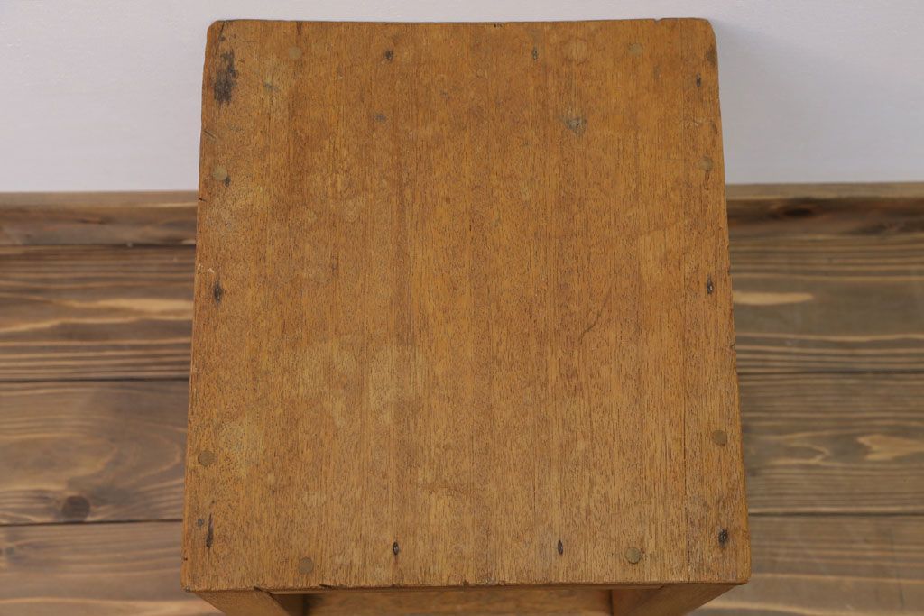 レトロ家具　昭和レトロ　古い学校の小さな木製角スツール(1)