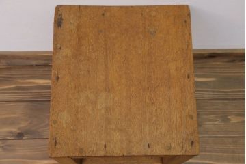レトロ家具　昭和レトロ　古い学校の小さな木製角スツール(1)