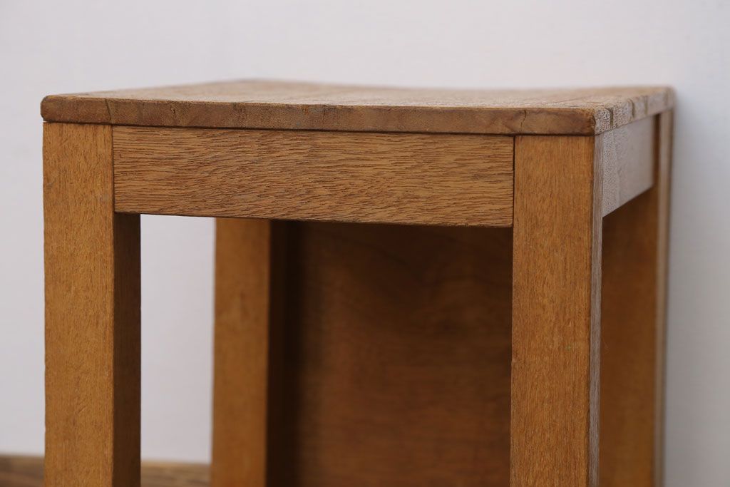 レトロ家具　昭和レトロ　古い学校の小さな木製角スツール(1)