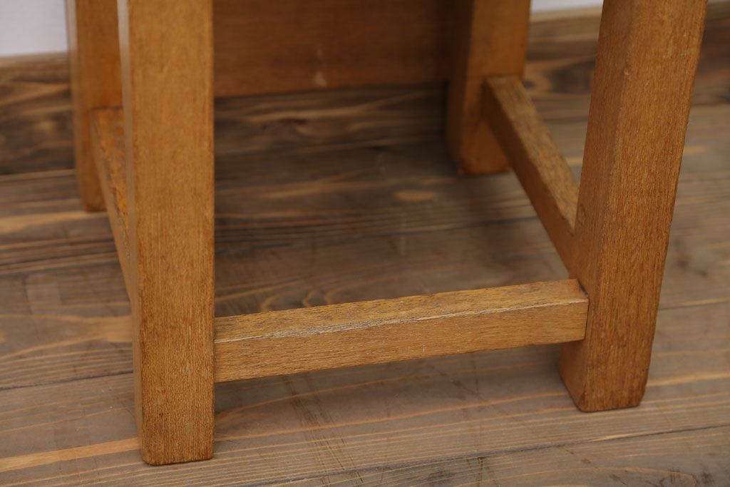 レトロ家具　昭和レトロ　古い学校の小さな木製角スツール(1)