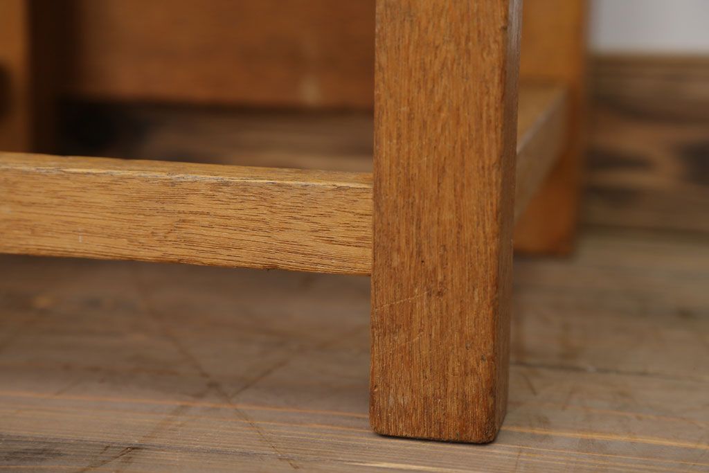 レトロ家具　昭和レトロ　古い学校の小さな木製角スツール(1)