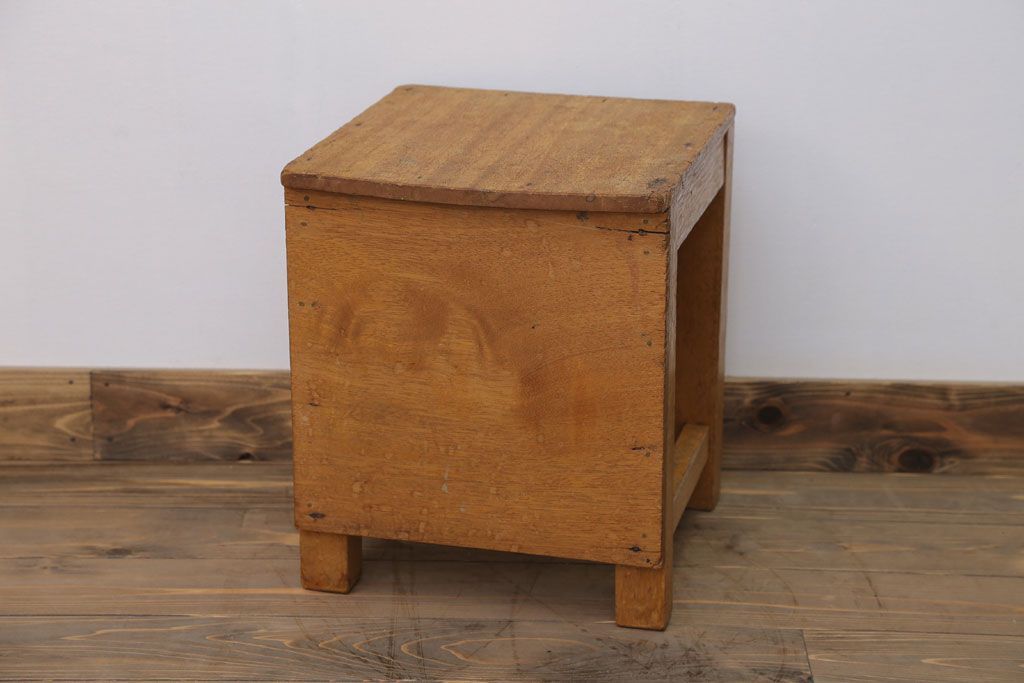レトロ家具　昭和レトロ　古い学校の小さな木製角スツール(1)