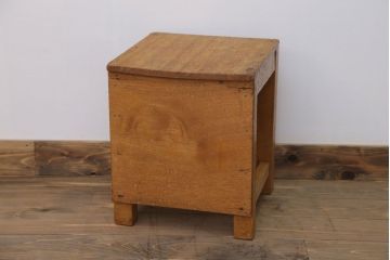 レトロ家具　昭和レトロ　古い学校の小さな木製角スツール(1)