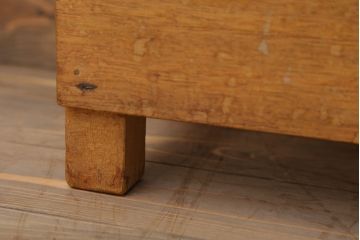 レトロ家具　昭和レトロ　古い学校の小さな木製角スツール(1)