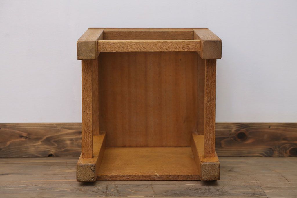 レトロ家具　昭和レトロ　古い学校の小さな木製角スツール(1)