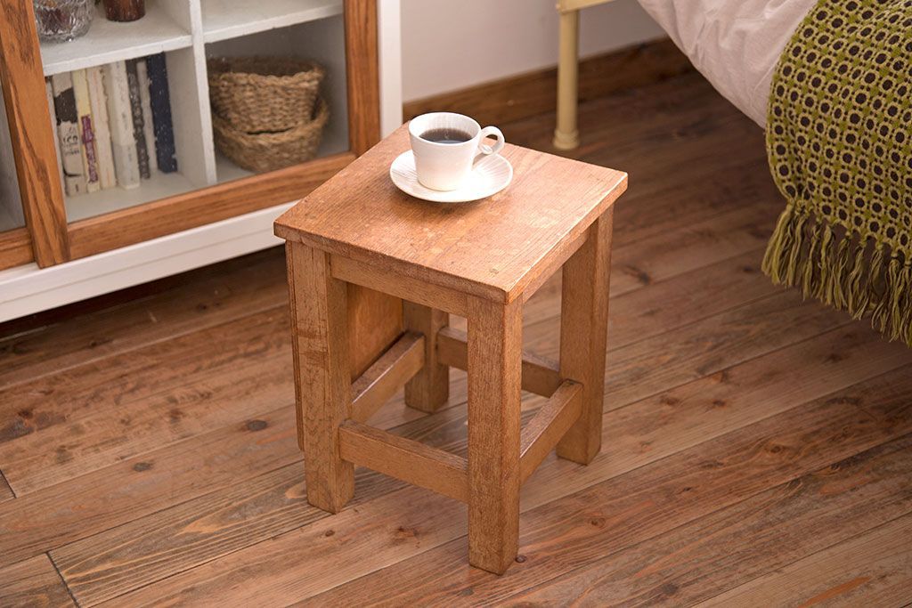 レトロ家具　昭和レトロ　古い木のノスタルジックな角スツール(2)