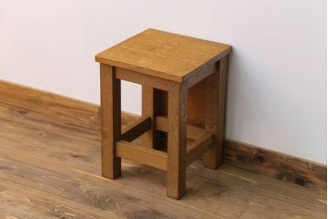 レトロ家具　昭和レトロ　古い木のノスタルジックな角スツール(2)