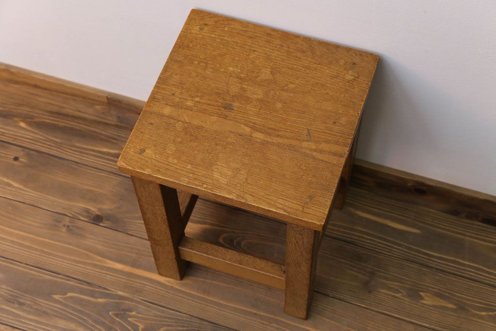 レトロ家具　昭和レトロ　古い木のノスタルジックな角スツール(2)