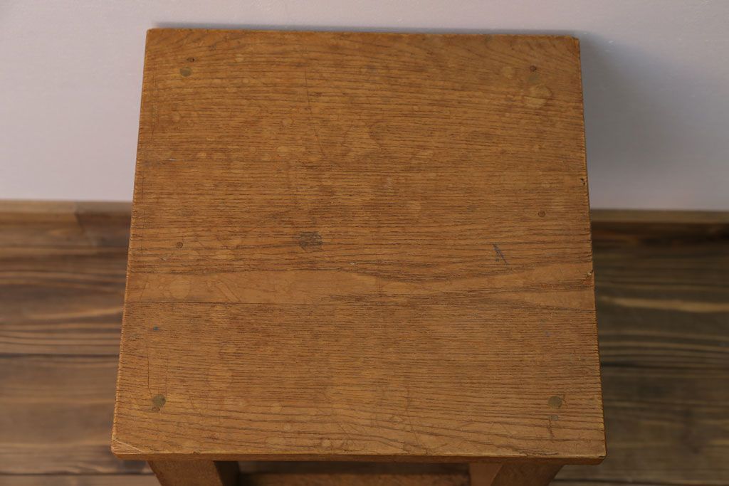 レトロ家具　昭和レトロ　古い木のノスタルジックな角スツール(2)