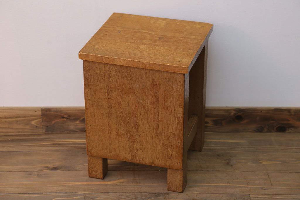 レトロ家具　昭和レトロ　古い木のノスタルジックな角スツール(2)