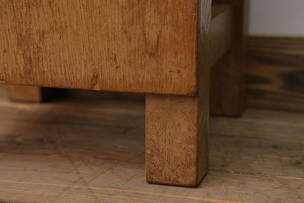 レトロ家具　昭和レトロ　古い木のノスタルジックな角スツール(2)