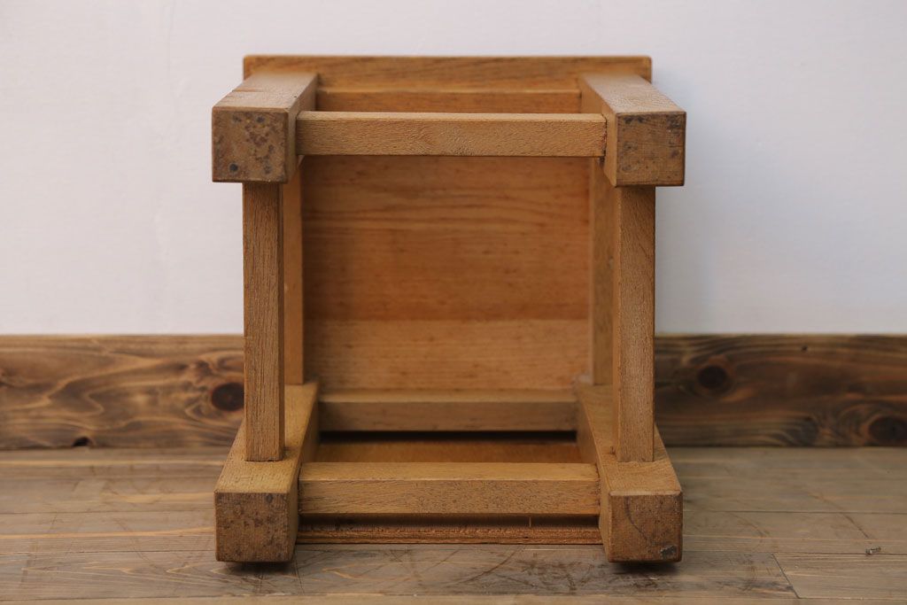 レトロ家具　昭和レトロ　古い木のノスタルジックな角スツール(2)
