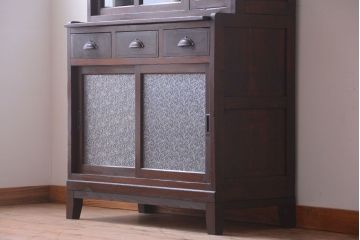 レトロ家具　昭和レトロ　ダイヤガラスがかわいい和製アンティーク食器棚(カップボード)