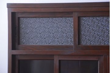レトロ家具　昭和レトロ　ダイヤガラスがかわいい和製アンティーク食器棚(カップボード)