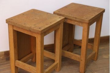 ヴィンテージ家具　ビンテージ　古い木のレトロな角スツール2脚セット