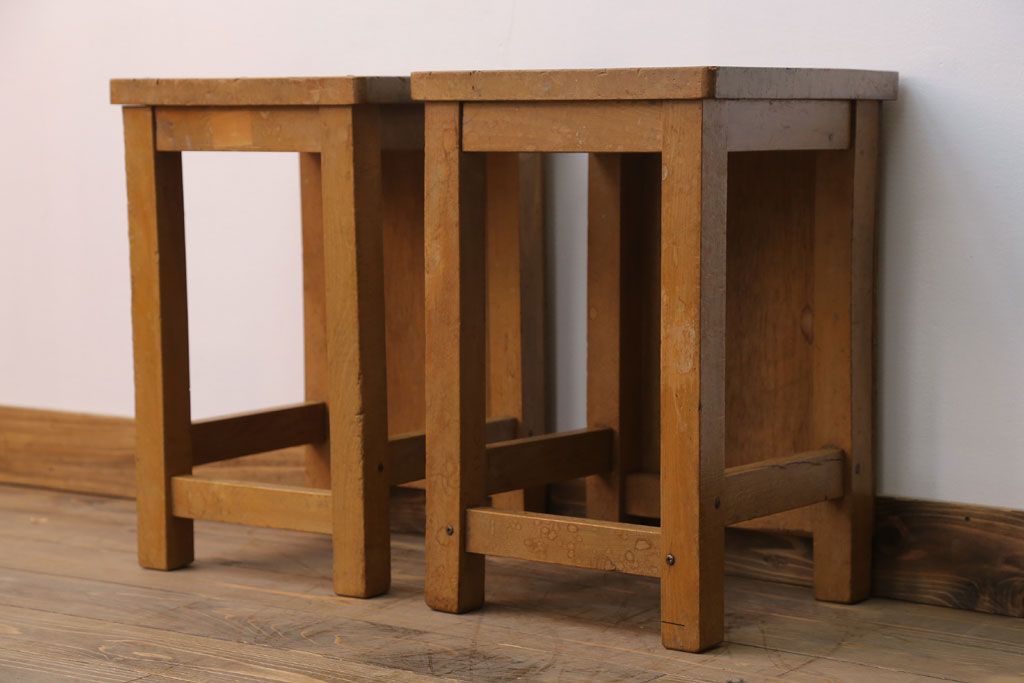 ヴィンテージ家具　ビンテージ　古い木のレトロな角スツール2脚セット