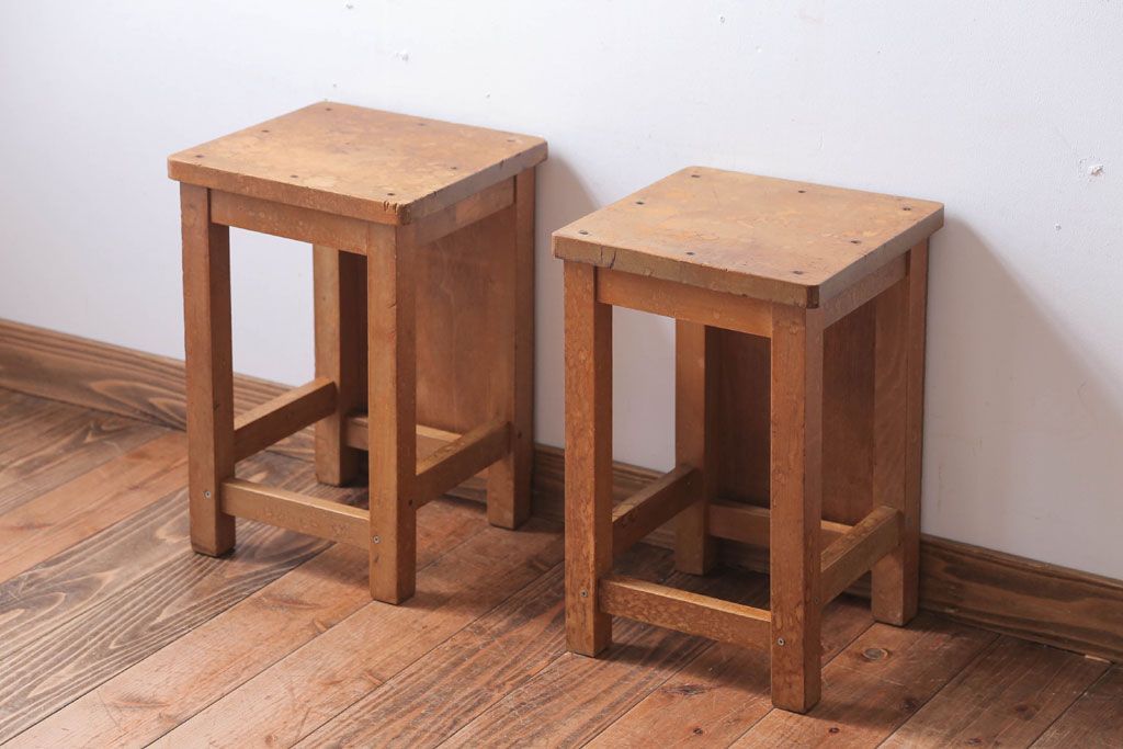 ヴィンテージ家具　ビンテージ　古い木のレトロな角スツール2脚セット(2)