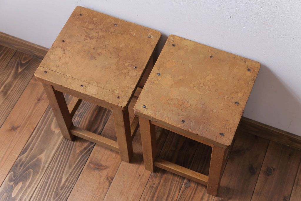 ヴィンテージ家具　ビンテージ　古い木のレトロな角スツール2脚セット(2)