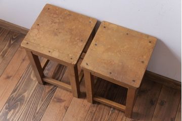 ヴィンテージ家具　ビンテージ　古い木のレトロな角スツール2脚セット(2)