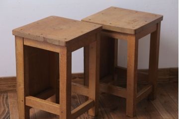 ヴィンテージ家具　ビンテージ　古い木のレトロな角スツール2脚セット(2)