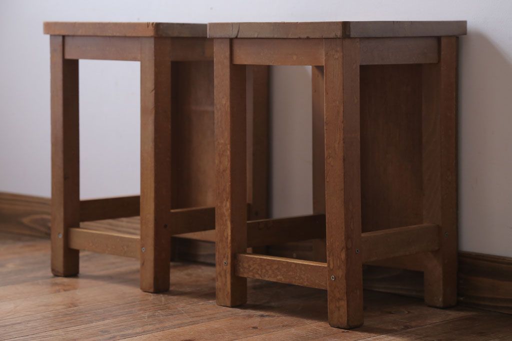 ヴィンテージ家具　ビンテージ　古い木のレトロな角スツール2脚セット(2)