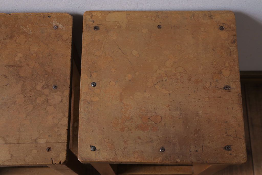 ヴィンテージ家具　ビンテージ　古い木のレトロな角スツール2脚セット(2)