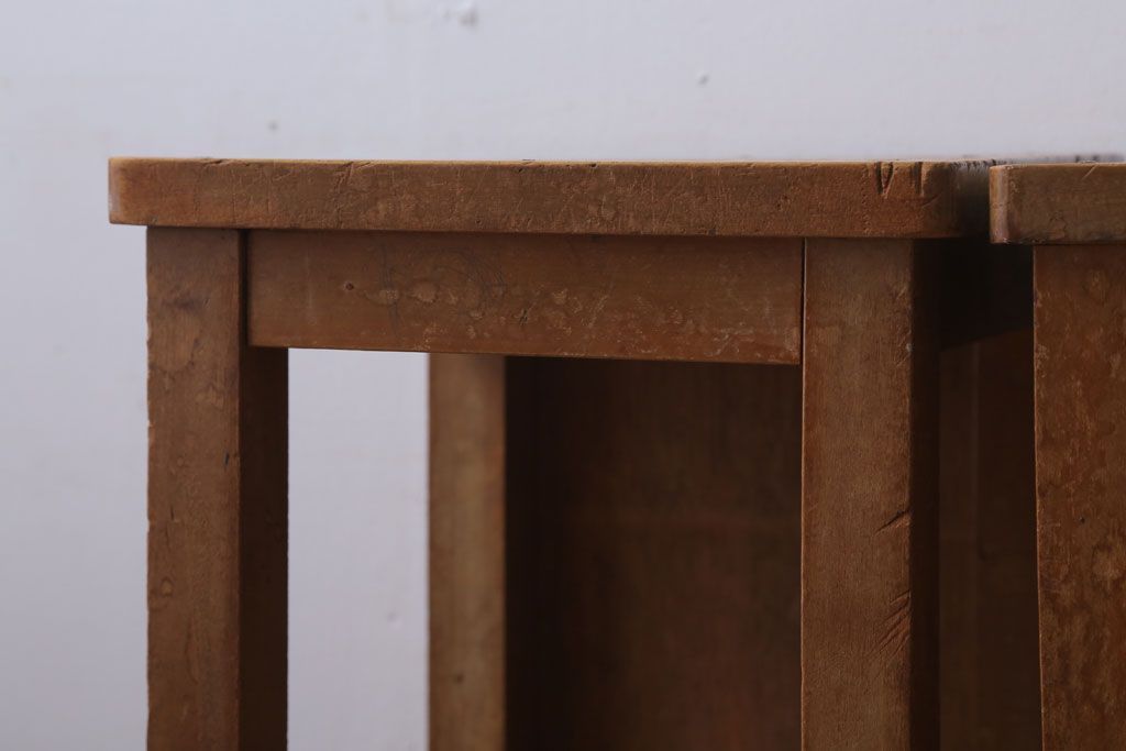 ヴィンテージ家具　ビンテージ　古い木のレトロな角スツール2脚セット(2)