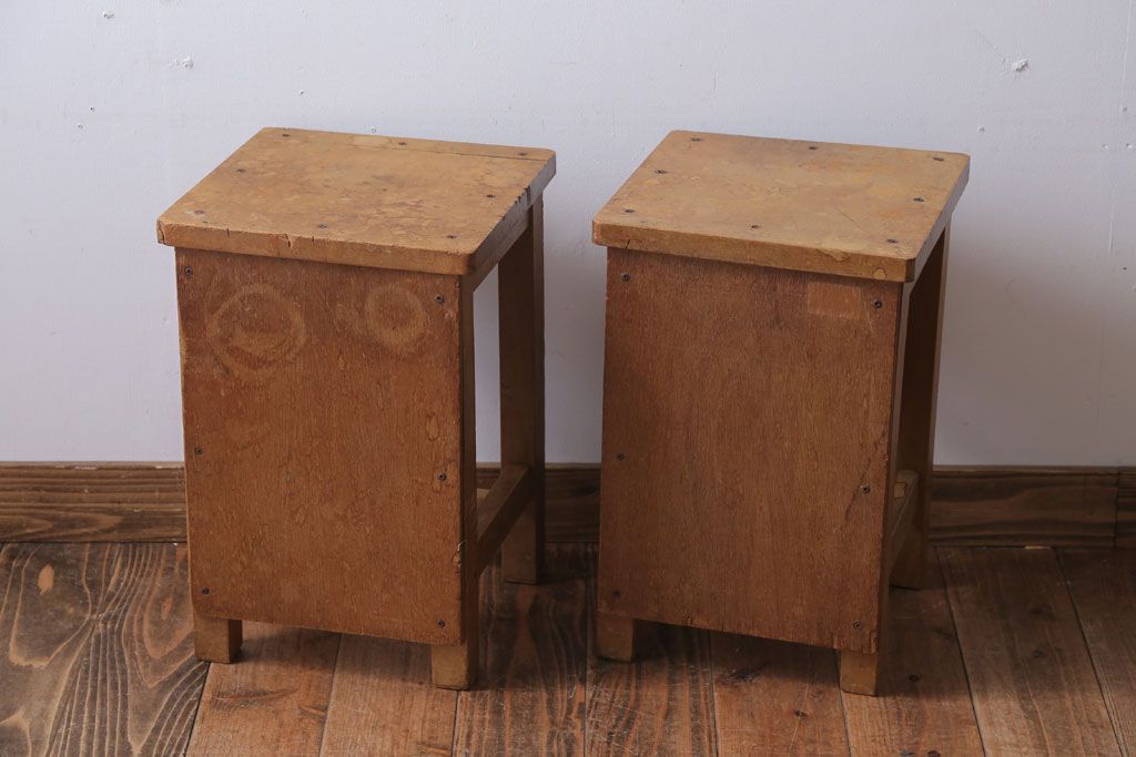 ヴィンテージ家具　ビンテージ　古い木のレトロな角スツール2脚セット(2)