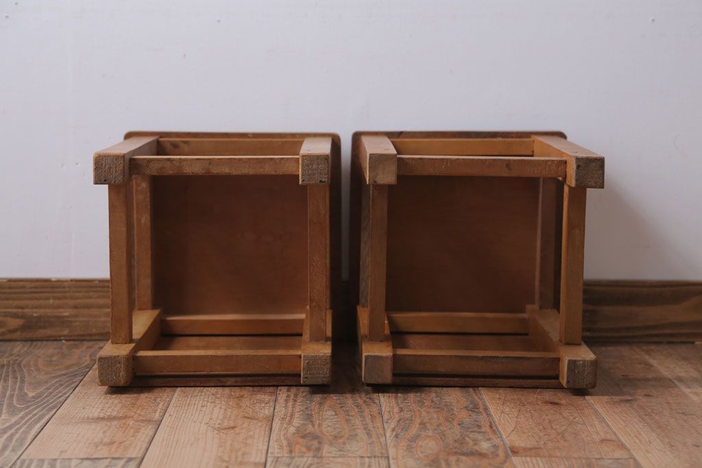 ヴィンテージ家具　ビンテージ　古い木のレトロな角スツール2脚セット(2)