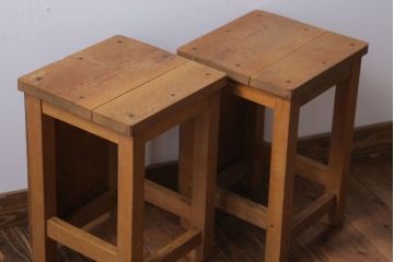 ヴィンテージ家具　ビンテージ　古い木のレトロな角スツール2脚セット(3)