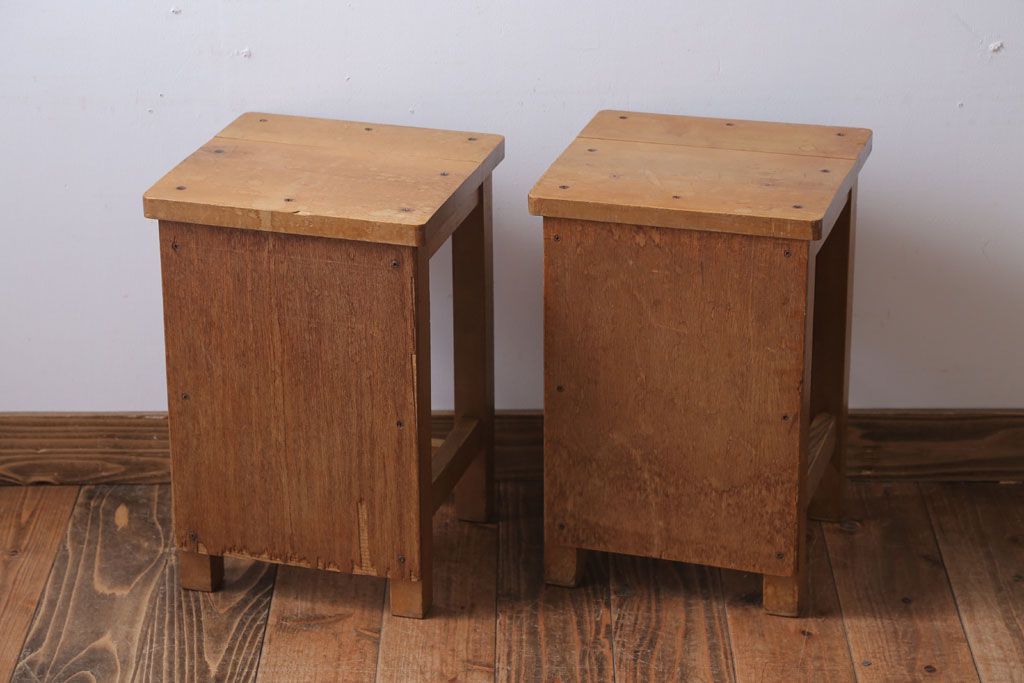 ヴィンテージ家具　ビンテージ　古い木のレトロな角スツール2脚セット(3)