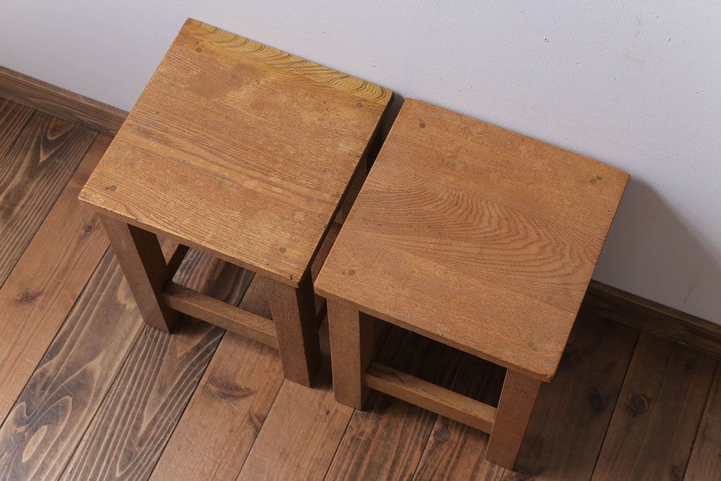 レトロ家具　昭和レトロ　古い学校の木製アンティーク角スツール2脚セット(2)
