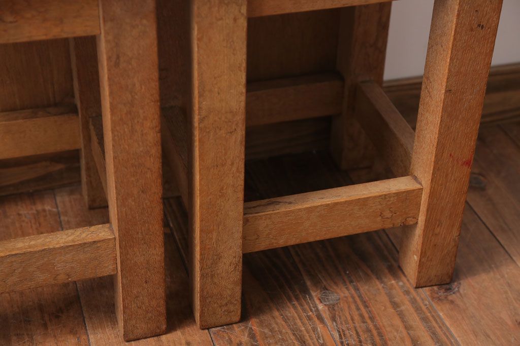 レトロ家具　昭和レトロ　古い学校の木製アンティーク角スツール2脚セット(2)