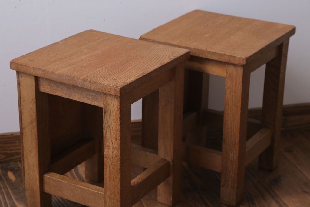 レトロ家具　昭和レトロ　古い学校の木製アンティーク角スツール2脚セット(3)