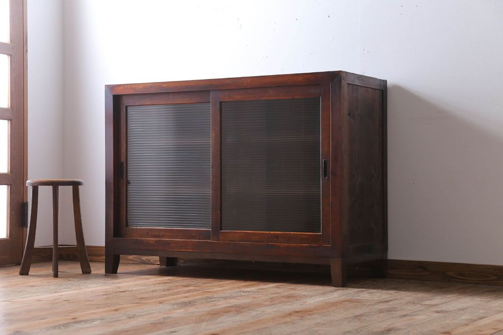 アンティーク家具　和製アンティーク　古い木製のシンプルな脚付き収納棚