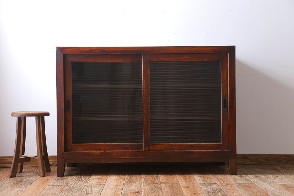 アンティーク家具　和製アンティーク　古い木製のシンプルな脚付き収納棚